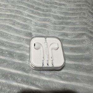 Apple White Wired Earbuds NIB